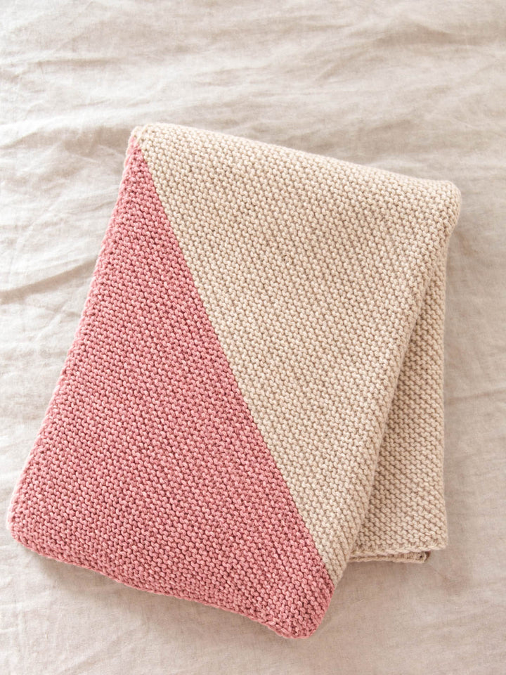 Garter stitch and contrasting colour detail of the Colour Dipped Baby Blanket